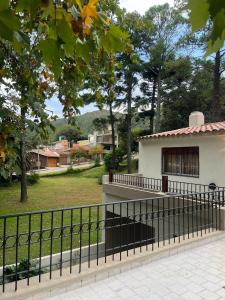 サンタ・ロサ・デ・カラムチタにあるTierra Madreの建物前の黒柵