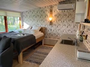 Tempat tidur dalam kamar di sun& relax- TINYHOUSE