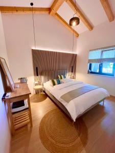 sypialnia z dużym łóżkiem i stołem w obiekcie Casa Bosca with heated pool w mieście Sveti Petar u Šumi