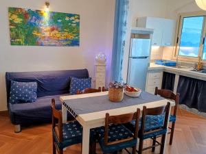 Kitchen o kitchenette sa Seashell mare, natura e relax