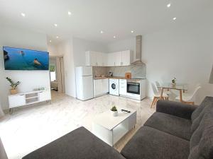 un salon avec un canapé et une table dans l'établissement Sueno de luz Corfu, à Áfra