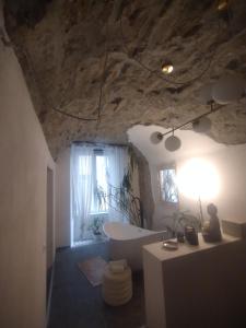 uma casa de banho com uma banheira e um lavatório em Plebiscito Suite Apartment em Nápoles mais 37 fotografias