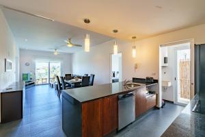 cocina abierta y sala de estar con encimera en Papaya 15 Apartments, en Playa del Carmen