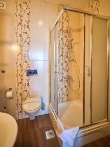 Koupelna v ubytování Hotel Petrovac + 37 fotografií