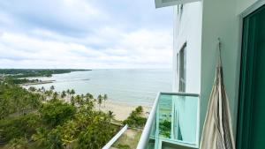 科韦尼亚斯Magico Apartamento Frente al Mar 3 Habitaciones AR12的海景阳台