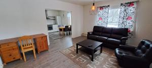 una sala de estar con un sofá y una mesa en Omakotitalo Karhula, en Kotka