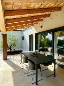 - czarny stół i krzesła na patio w obiekcie Casa Bosca with heated pool w mieście Sveti Petar u Šumi