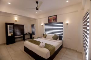 Himasailam Pool Resort Vagamon في فاغامون: غرفة نوم بها سرير كبير في الغرفة +20 صورة