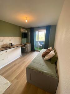 a small room with a bed and a kitchen at Le Zen studio rénové in Balaruc-les-Bains