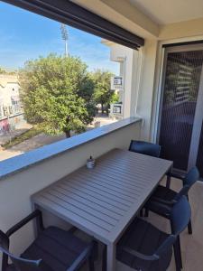 een tafel en stoelen op een balkon met een raam bij Mars E-4 in Pula