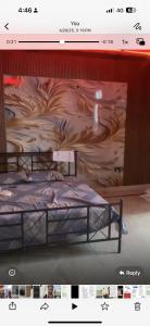 Una imagen de una cama en una habitación con una pared. en Krishna 2bhk apartment, en Vrindāvan