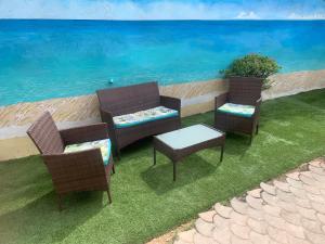 Zdjęcie z galerii obiektu Villa Sidonie : Jardin+Jacuzzi en été, plage à 17min à pied w Marsylii