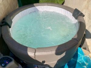 Zdjęcie z galerii obiektu Villa Sidonie : Jardin+Jacuzzi en été, plage à 17min à pied w Marsylii