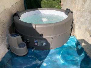 Zdjęcie z galerii obiektu Villa Sidonie : Jardin+Jacuzzi en été, plage à 17min à pied w Marsylii