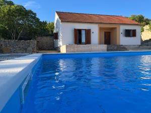 Bazén v ubytování New Country House with Saltwater Pool nebo v jeho okolí