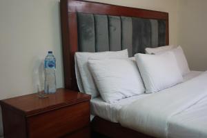Postel nebo postele na pokoji v ubytování Alpen Hotel Skardu