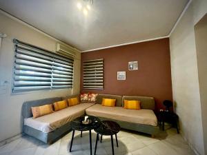 A seating area at Ira Apartments