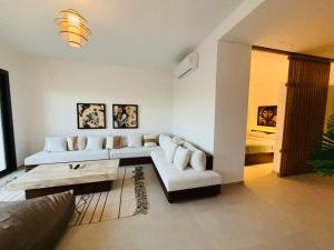 ein Wohnzimmer mit Sofa und Tisch in der Unterkunft 1 Bedroom El Gouna Kamaran in El Gouna