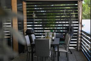 德拉格Vilma Rosa的露台配有桌椅和凉亭