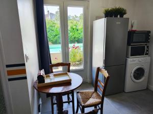 Η κουζίνα ή μικρή κουζίνα στο Jolie villa avec piscine dans le St emilionnais