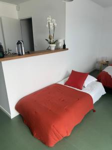 Postel nebo postele na pokoji v ubytování Studio Les écuries de la forêt