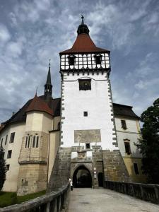 a large building with a tower with a gateway at Apartmán Vrbno in Kadov