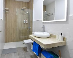 un baño con lavabo y ducha en Suite Orquídea, en Cruce de Arinaga 32 fotos más