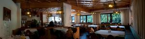una sala da pranzo con tavoli e sedie in un ristorante di Hotel Edelweiss a Malles Venosta