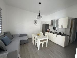 salon z kanapą i stołem oraz kuchnia w obiekcie CASA CALAMICHE w mieście Los Llanos de Aridane