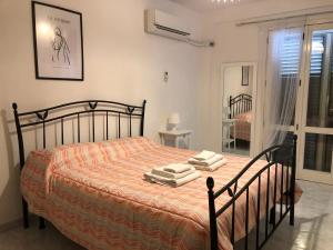 Un pat sau paturi într-o cameră la Casa vacanze La stella marina