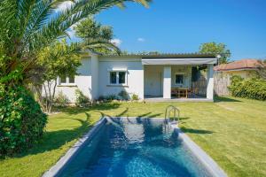 Bazén v ubytování Rafaelo Pool Side Villas nebo v jeho okolí