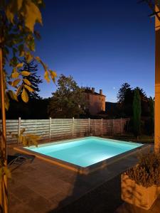 a swimming pool in the backyard of a house at L'Abri de Malaucène - Gîte Cycliste in Malaucène +2 photos