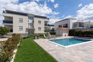 a backyard with a swimming pool and a building at Villa Ancora in Rovinj