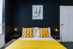 une chambre avec un lit avec une couverture jaune dans l'établissement Luxury 1 bedrooom house, sleeps 4, free parking, à Queensbury