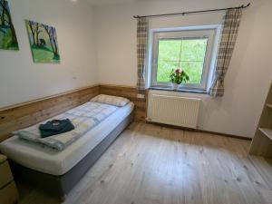 Postel nebo postele na pokoji v ubytování Haus Biechl mit Blick auf die Burg Hohenwerfen