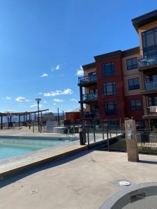 una piscina al aire libre en un complejo de apartamentos en PlayadelSol, en Kelowna 9 fotos más