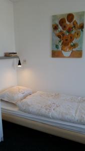 ヴェストカペレにあるDUINZICHT 8 Bed by the Seaの壁に絵画が飾られた部屋のベッド2台