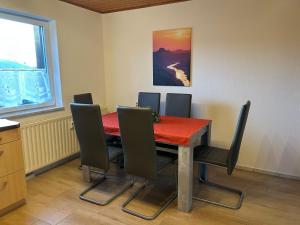 ein Esszimmer mit Tisch und Stühlen in der Unterkunft Ferienwohnung Am Lilienstein in Bad Schandau + 2 Fotos
