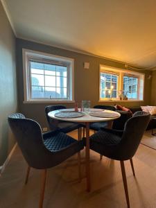 a living room with a table and chairs at Leilighet nært sentrum in Stryn