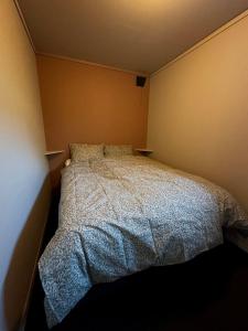 a bedroom with a bed in the corner of a room at Leilighet nært sentrum in Stryn