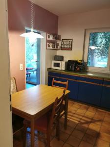 Η κουζίνα ή μικρή κουζίνα στο 70er Bungalow +15 φωτογραφίες