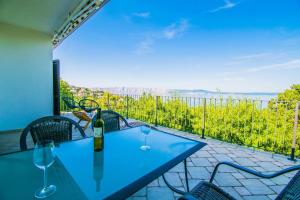 stół z butelką wina na balkonie w obiekcie Apartment Vincent with beautiful sea view terrace w mieście Klenovica