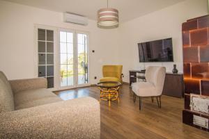 Posedenie v ubytovaní Apartment Vincent with beautiful sea view terrace