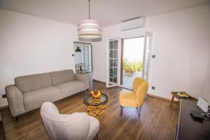 Posedenie v ubytovaní Apartment Vincent with beautiful sea view terrace