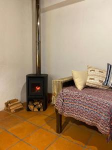 un soggiorno con piano cottura e divano di El Altillo a La Pedrera