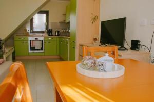 コバリードにあるApartma Lovrižのキッチン(緑のキャビネット、木製テーブル付) +6枚の写真