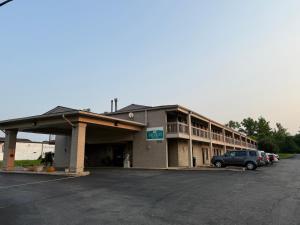 a building with a car parked in a parking lot at America's Best Inn & Suites Eureka in Eureka