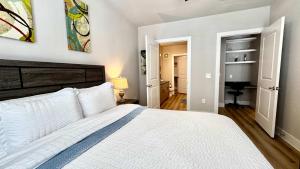 a bedroom with a large white bed in a room at Modern 2- Bed Apt Pool & Gym in Austin