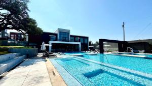 a large swimming pool in front of a building at Modern 2- Bed Apt Pool & Gym in Austin