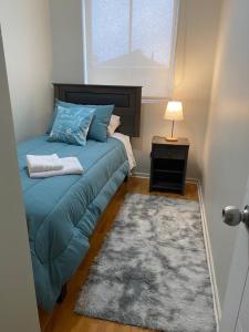 um quarto com uma cama com um sofá azul e um abajur em Departamento 3 domitorios, a dos cuadras de Espacio Urbano, Terminal de Buses y Sodimac em Linares